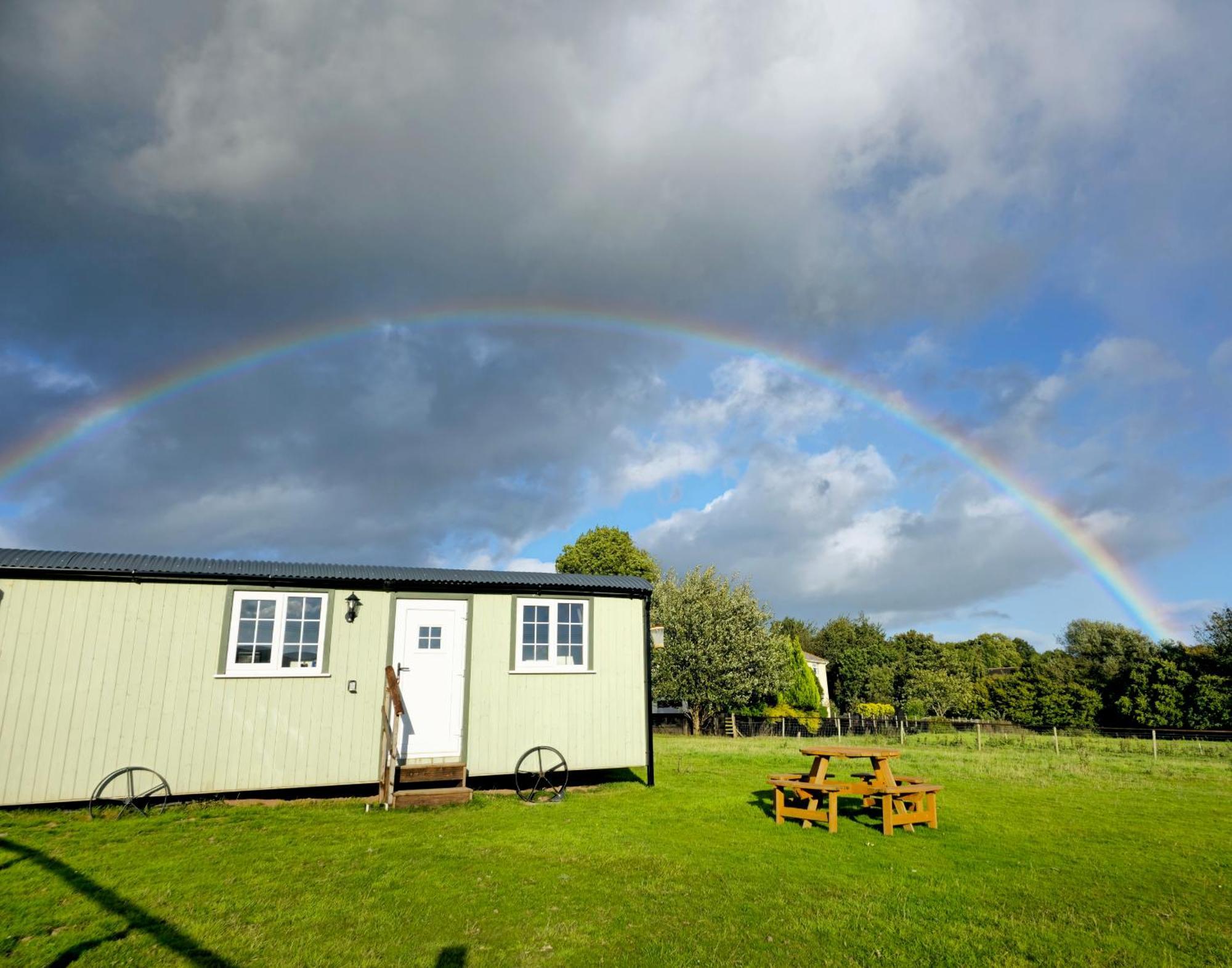 Cwtch Glamping Shepherds Huts Abergavenny Exteriér fotografie